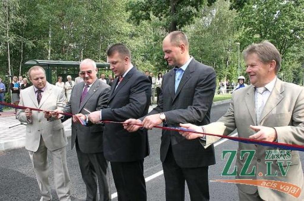 Lentu svinīgi pārgriež SIA «Ceļu būvniecības sabiedrība «Igate»» valdes priekšsēdētājs Māris Peilāns, Jelgavas mērs Andris Rāviņš, satiksmes ministrs Ainārs Šlesers, «Latvijas Valsts ceļu» padomes priekšsēdētajs Dainis Liepiņš un Ozolnieku domes novada priekšsēdētājs Māris Ainārs.
Autors: Māra Ozola.