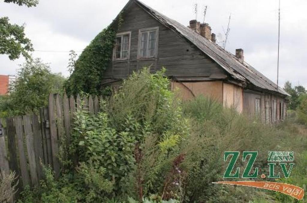 Arī šī īpašuma apsaimniekotājs, šķiet, īpaši nesatraucas par izaugušo biezokni...
Autors: Māra Ozola.