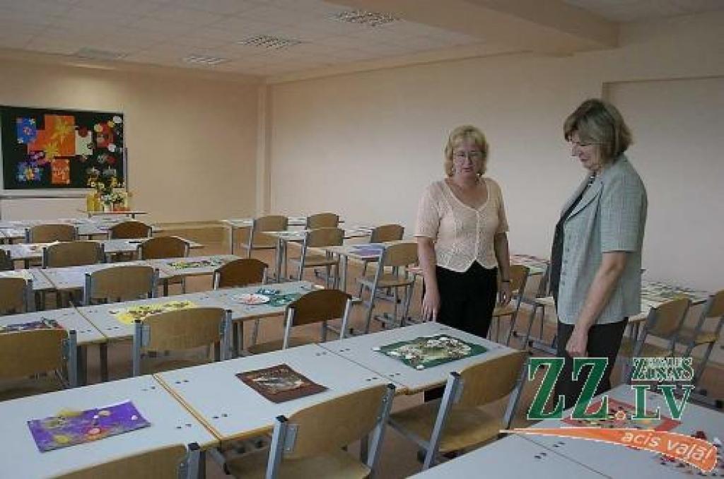 Vizuālās mākslas klase 4.pamatskolā ir ierīkota skolas pagrabstāvā. Gaišie toņi padara telpu patīkamu, un skolotāja Agita Junkere teic, ka šeit būs patīkami strādāt.
Autors: Māra Ozola.