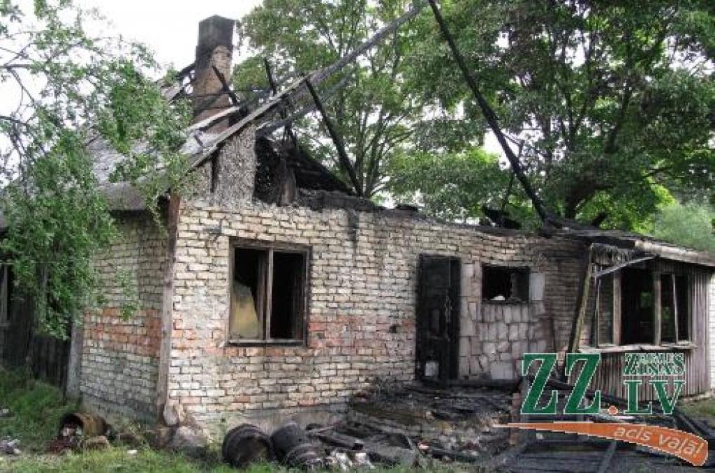 Viena no dedzinātāju šovasar nopostītajām ēkām.
Autors: No «Ziņu» arhīva.