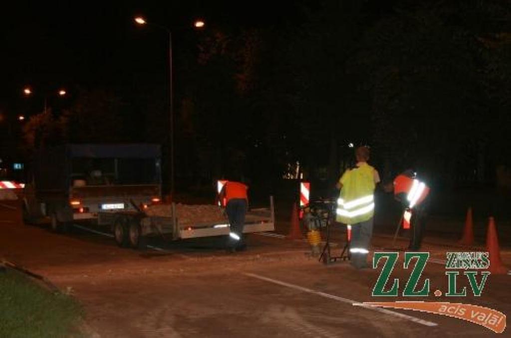 Lai nevairotu sastrēgumus, strādnieki daļu darbu veic naktī.
Autors: Inga Karlinska.