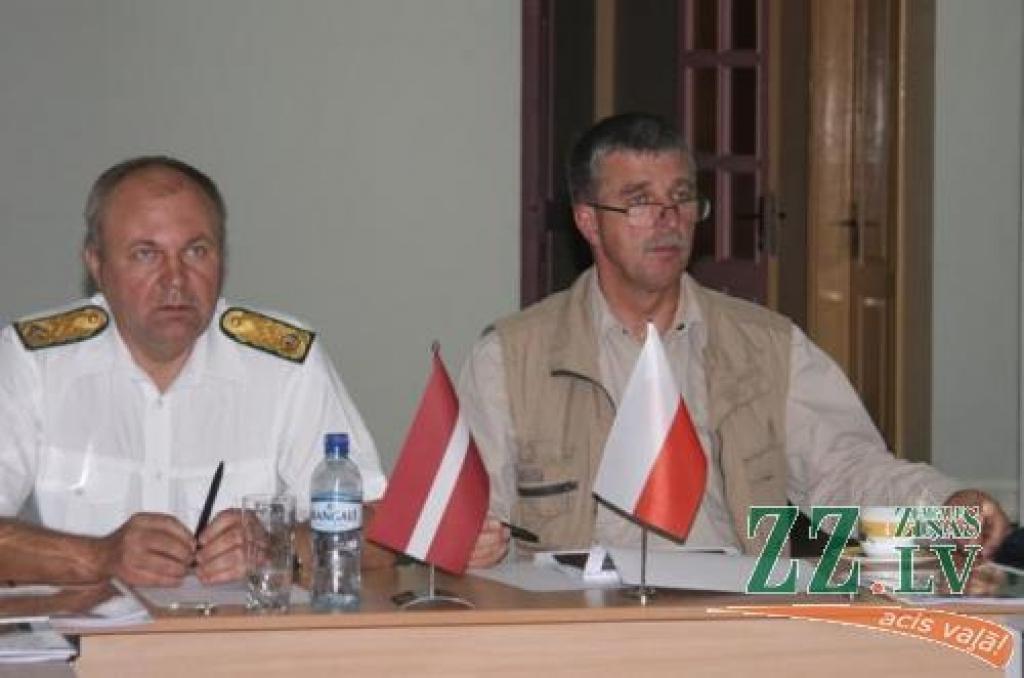 Polijas robežsardzes virspavēlnieks Lešeks Elass (no labās) vizītes laikā veltīja atzinīgus vārdus mūsu valsts robežsargiem. Tos kā komplimentu uztvēra arī Latvijas robežsardzes komandieris Gunārs Dāboliņš.
Autors: Inga Karlinska.