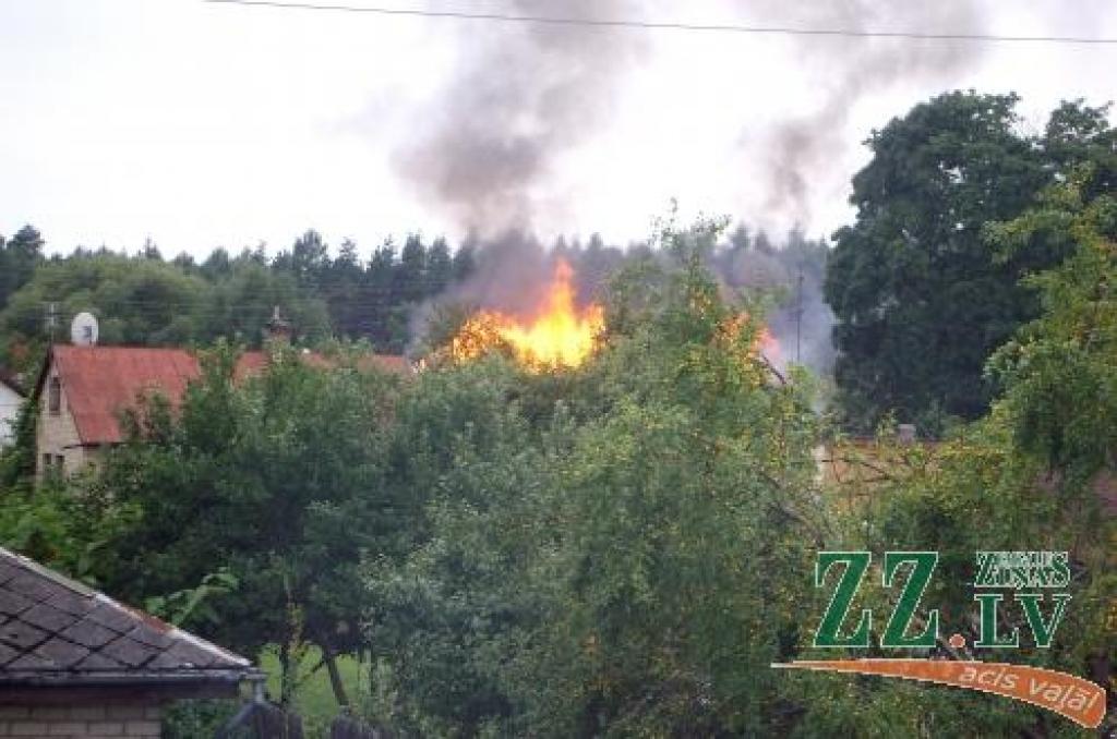 Uguns Ozolniekos nopostījusi jaunbūves jumtu aptuveni 80 kv.m. platībā.
Autors: No lasītāja arhīva.