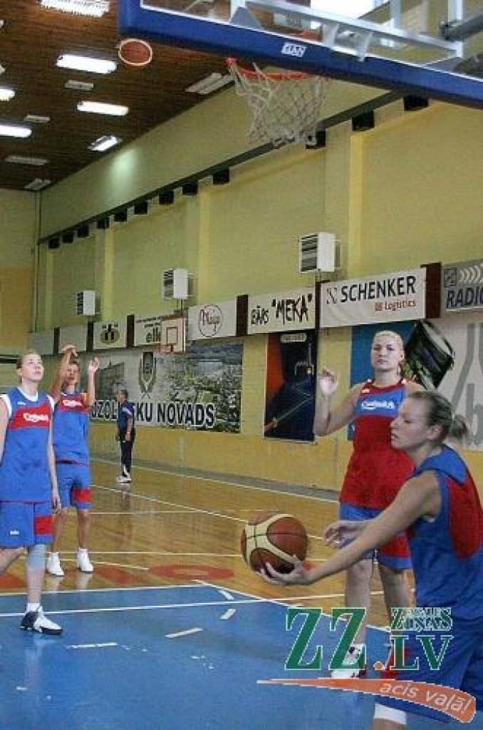 Krievijas sieviešu basketbola superlīgas komanda «Slavjanka» no Čeļabinskas treniņnometnē Ozolniekos.
Autors: Māra Ozola.