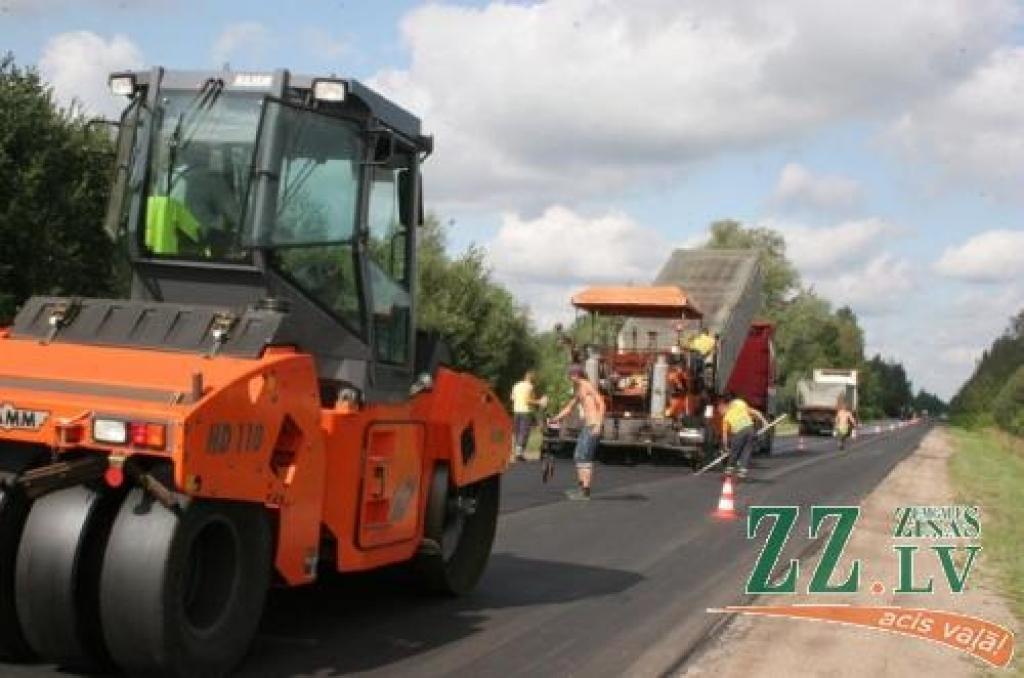 Pārsteigums autovadītājiem - ierastās kratīšanās vietā transporta līdzekļi šajā posmā aizripo klusi un vienmērīgi. 
Autors: Elga Dudareva.