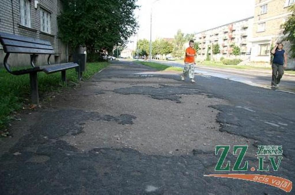 Plānojot pretendēt uz ES struktūrfondu līdzekļiem, Jelgavas pašvaldība nākotnē iecerējusi jaunu ietvju un veloceliņa izbūvi ielu labajā pusē no Raiņa un Tērvetes ielas krustojuma līdz J.Čakstes bulvārim un no šī bulvāra iepretim LLU Sporta namam līdz Lielajai ielai.
Autors: Inga Karlinska.