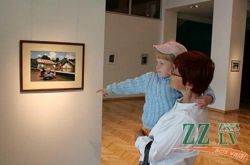 Līdz 1.septembrim kultūras namā atvērta foto izstāde, kurā stāstīts par jūlija beigās Ukrainu piemeklējušām lietusgāzēm un plūdiem. Šeit būs iespējams atstāt arī ziedojumus.
Autors: Elga Dudareva.