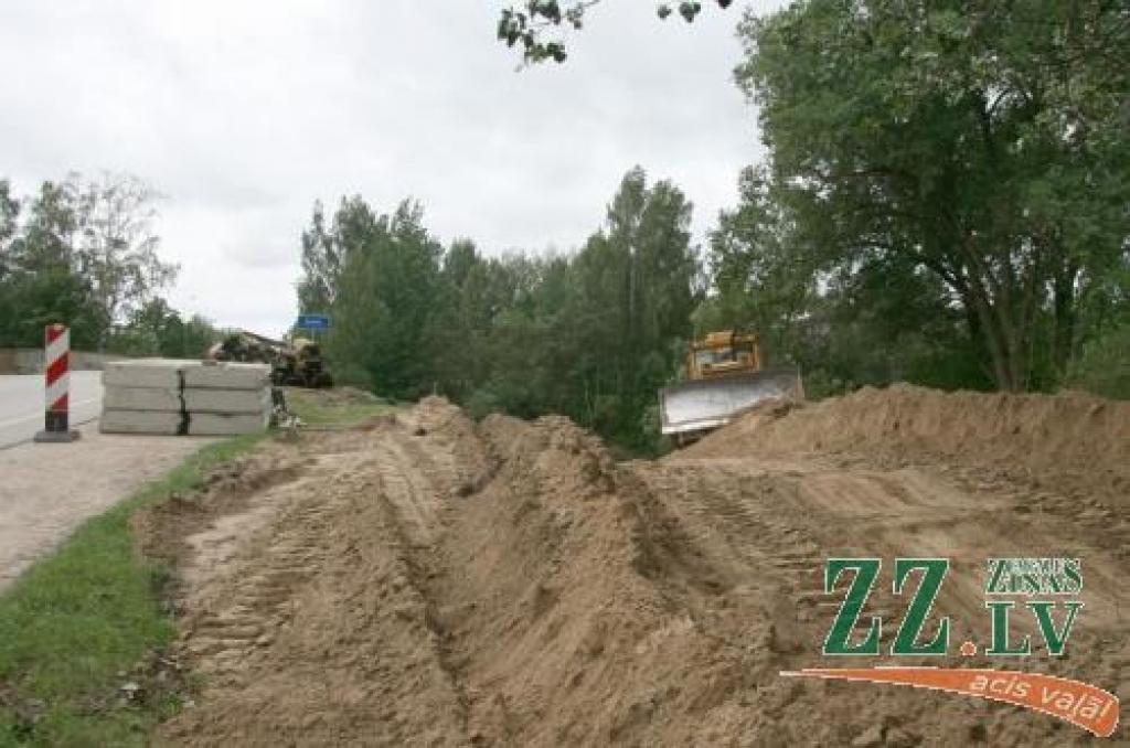 Tilts pār Iecavas upi transporta līdzekļiem tiks atvērts, domājams, nākamās vasaras beigās.
Autors: Inga Karlinska.