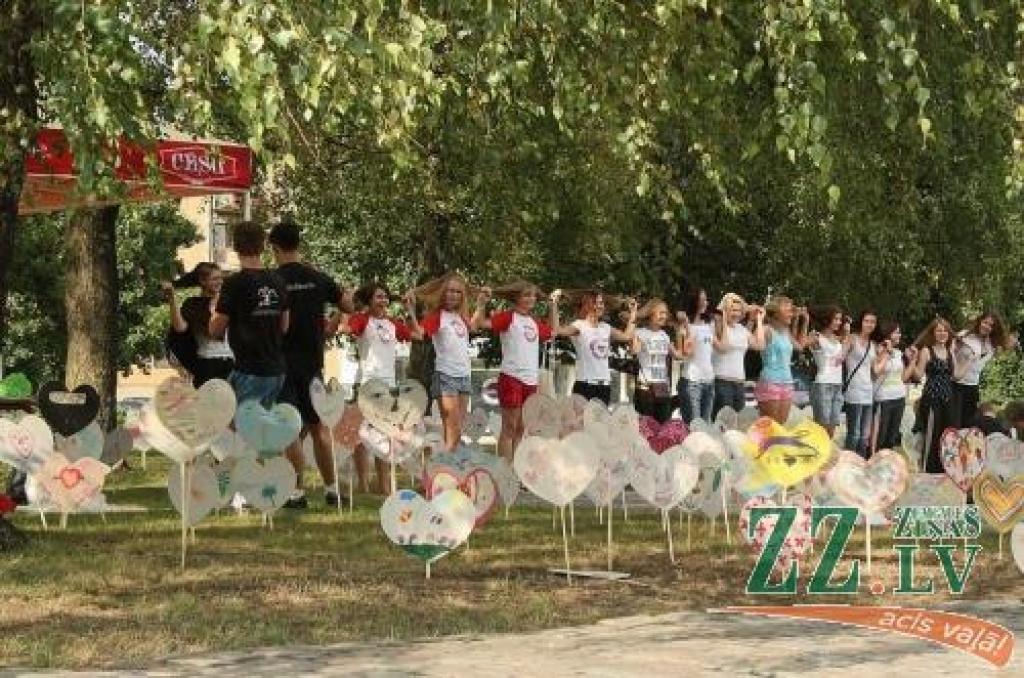 Lai pierādītu kontrolpunkta apmeklējumu, orientieristi fotografējas kopā ar pasākuma organizatoriem.
Autors: Linda Lindenbauma.