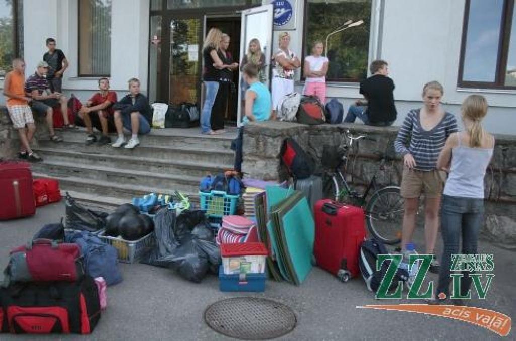 53 Jelgavas Specializētās peldēšanas skolas audzēkņi nākamās divas nedēļas pavadīs treniņnometnē Priekuļos.
Autors: Elga Dudareva.