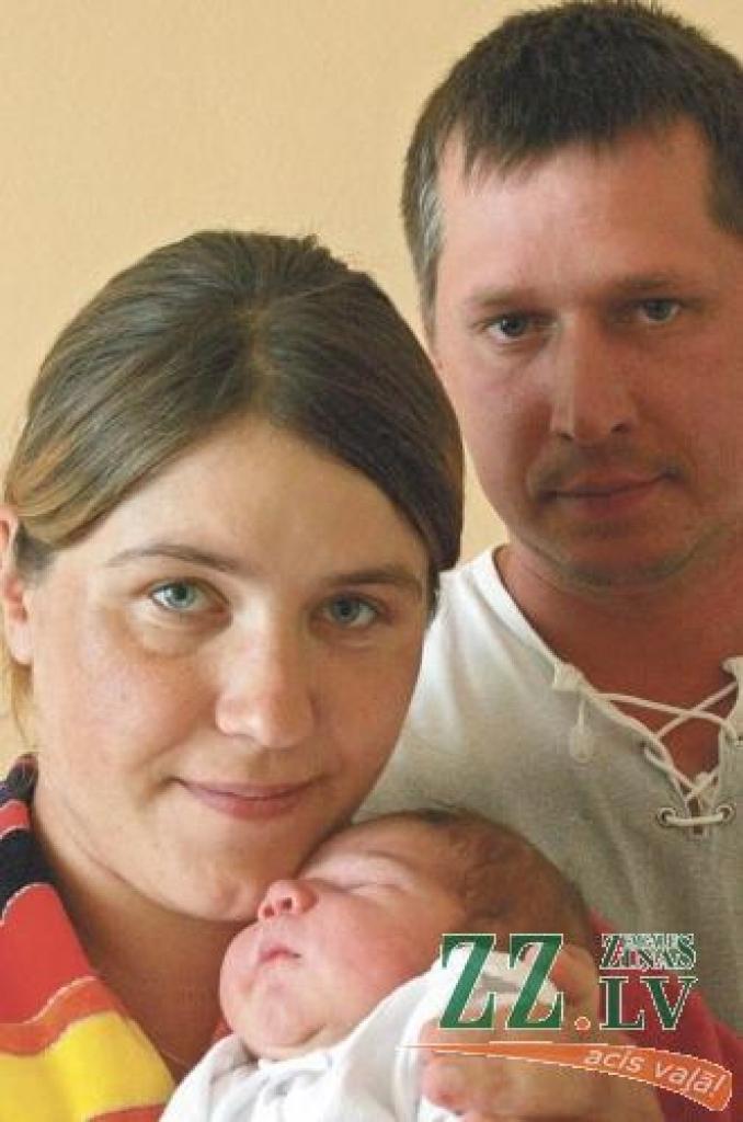 Antra un Māris Riekstiņi ar savu pirmdzimto Artūru Robertu.
Autors: Elga Dudareva.