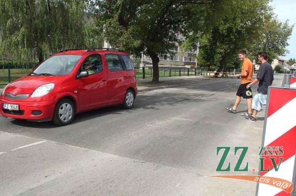 Pie Jelgavas 1.ģimnāzijas izveidotais ātrumvalnis ir šogad pēdējais.
Autors: Elga Dudareva.