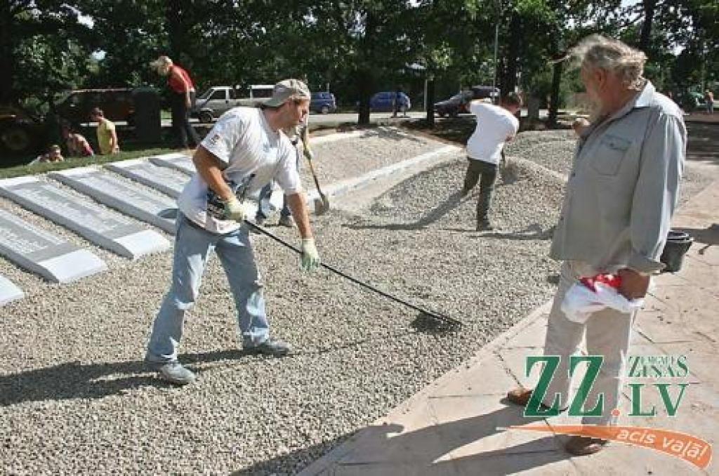 Memoriāla izveides darbu norisi vēro Jelgavas pašvaldības Būvvaldes galvenais mākslinieks Georgs Svikulis.
Autors: Agris Samcovs.
