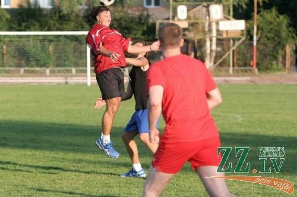 Pirmajā treniņā stadionā kustību dažādošanai izvēlēts arī futbols.
Autors: Agris Samcovs.