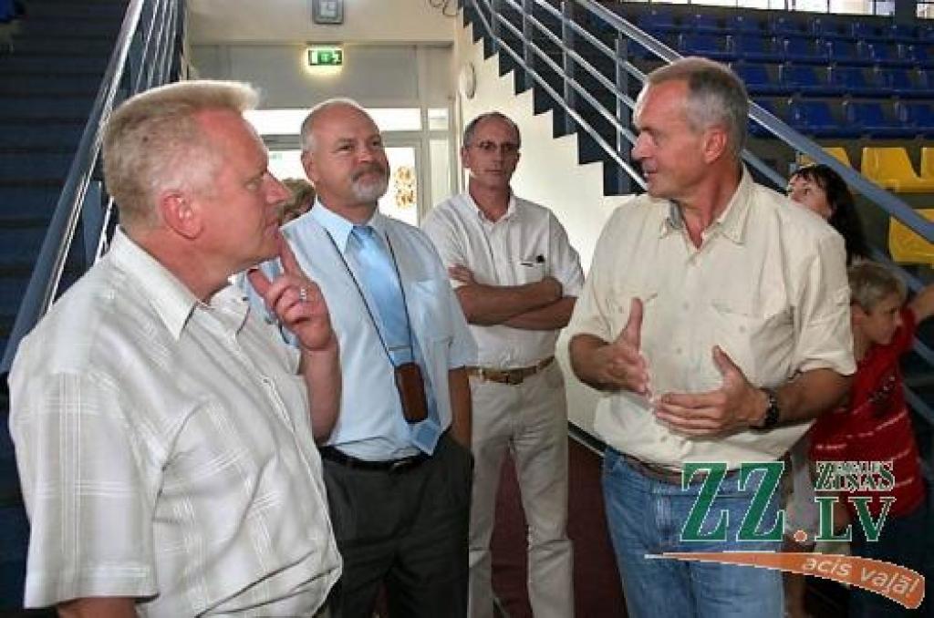 Pieredzes apmaiņā. Pērnavas mēra vietnieks Vambo Talu (no labās) apspriežas ar Jelgavas Sporta halles direktoru Edgaru Ludzīti, pašvaldības izpilddirektoru Gunāru Kurloviču un Zemgales Olimpiskā centra direktoru Andri Misteru.  
Autors: Agris Samcovs.