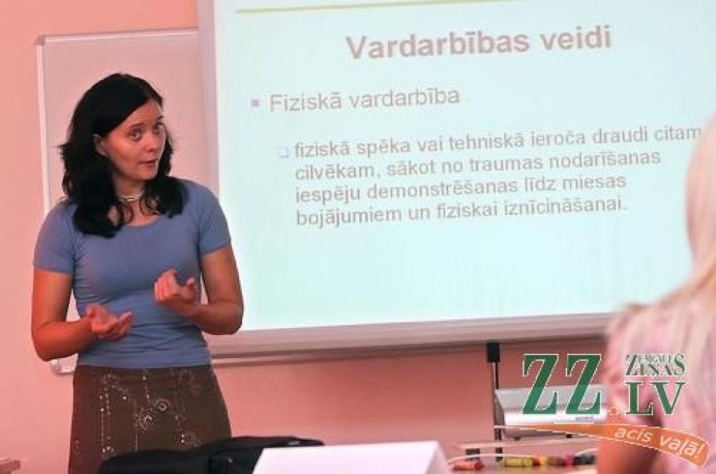 «Tas nav normāli, ja ziņoju par vardarbību ģimenē, bet inspekcija, kas brauc to pārbaudīt, pirms tam viņiem piezvana un iesaka sakārtot māju,» stāsta psiholoģe Jolanta Puķe.
Autors: Agris Samcovs.