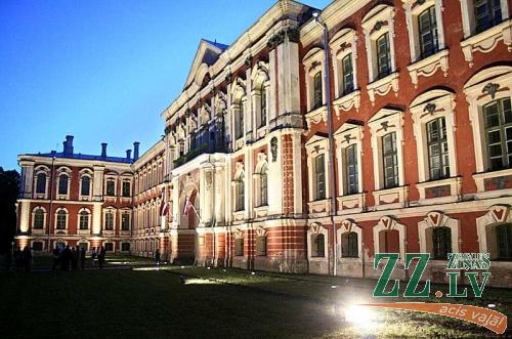 Jelgavas Pilsētas svētku laikā 31.maija vakarā pēc Opermūzikas koncerta tika apgaismota Jelgavas pils Dienvidu fasāde.
Autors: No «Ziņu» arhīva. 