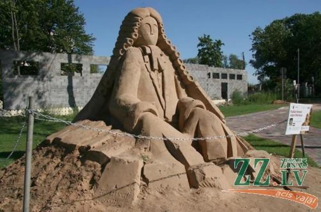 Nīderlandieša Maksima Gazendama darbs «Mūzikas tiesnesis». Vēl vismaz nedēļu tie, kas nav paspējuši aplūkot smilšu skulptūras, varēs to Uzvaras parkā izdarīt. Pēc tam gan šo mākslas darbu mūžs beigsies. 
Autors: Inga Karlinska.