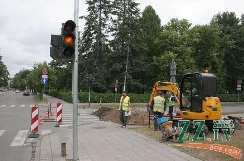 «Trejača» nomaiņas darbi sākās pagājušajā nedēļā. Ieplānots, ka jaunais satiksmes regulētājs tiks pilnībā pieslēgts jau trešdien.
Autors: Agris Samcovs.