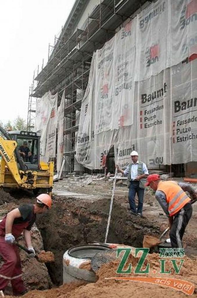 Paredzēts, ka jau oktobra sākumā agrākā kinoteātra «Zemgale» ēkas pirmajā stāvā durvis vērs jaunā «Hansabankas» filiālei. Viņi būs pirmie renovētās Staļina laiku arhitektūras parauga nomnieki, kas šeit ievāksies.
Autors: Elga Dudareva.