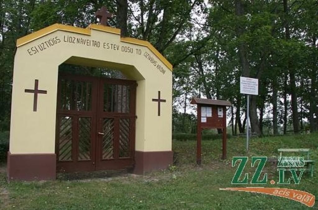 Plānots, ka pēc mēneša šīs nestabilās koka konstrukcijas vietā bēru ceremonijās par zvana turētāju kalpos metāla tornis. 
Autors: Inga Karlinska.