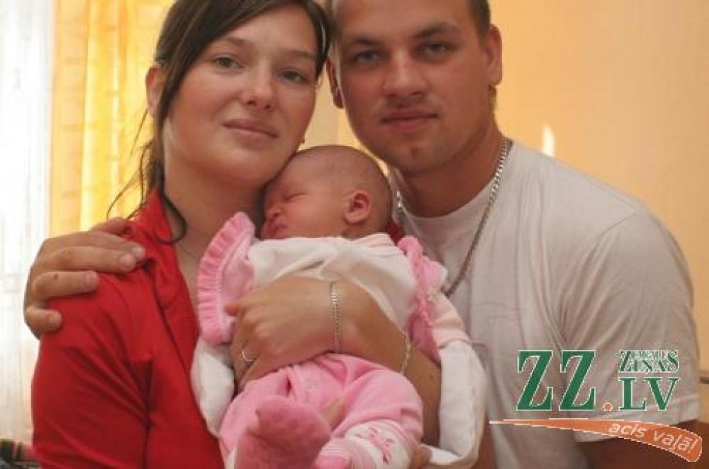 Agnese Upmane un Jānis Dulbergs ar meitiņu Sāru.
Autors: Agris Samcovs.