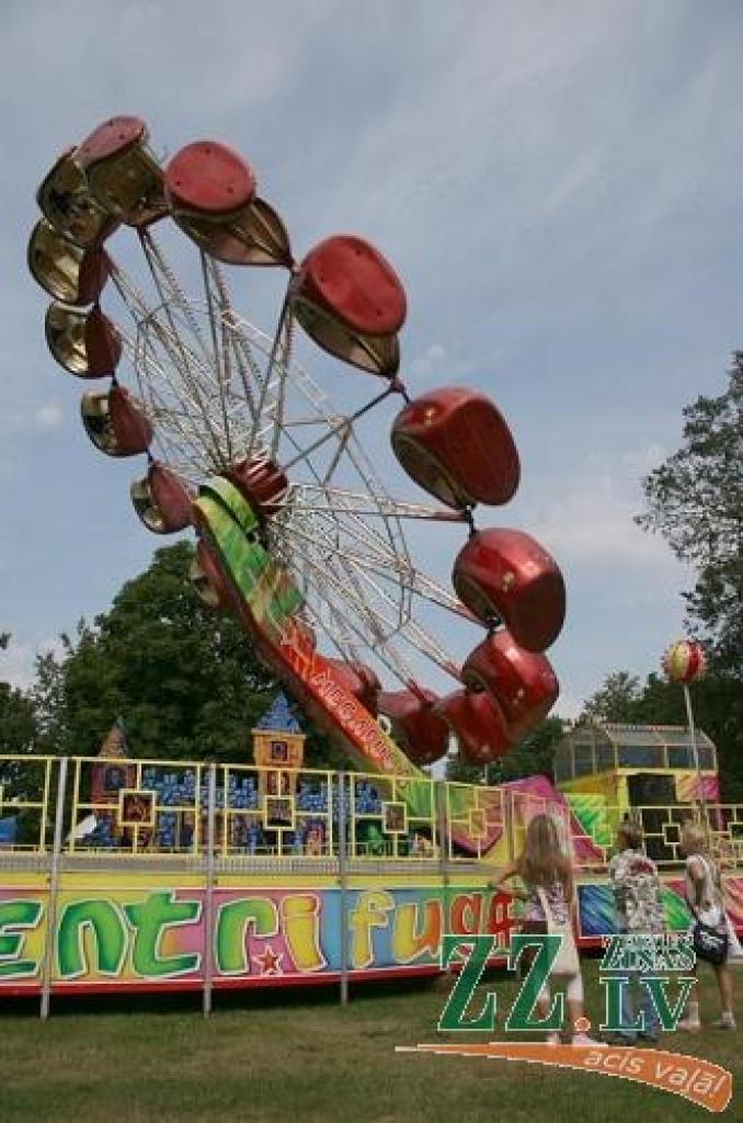 Daudziem atrakciju parka «Janečeks» apmeklētājiem bažas radījusi tur strādājošo nelaipnā attieksme, smakošana pēc grādīgajiem un arī iekārtu stāvoklis. 
Autors: Inga Karlinska.