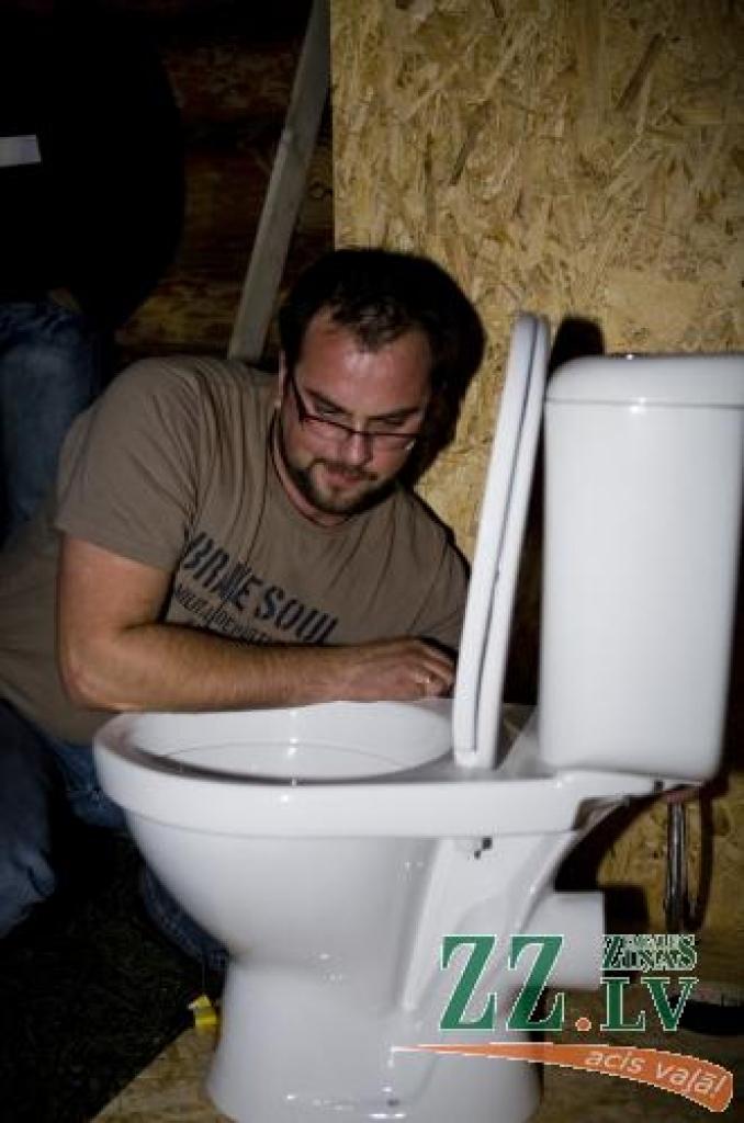 Izrādās, labierīcību uzstādīšana var aizņemt arī nepilnas 15 minūtes.
Autors: No organizatoru arhīva.