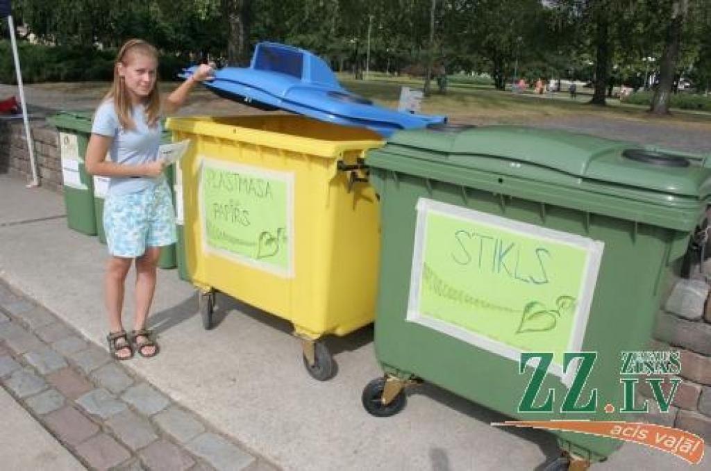 Projekta dalībniece Gundega Leiere demonstrē tvertnes, kādas no oktobra būs sastopamas visos atkritumu šķirošanas punktos. Paredzēts, ka uzraksti uz tām būs rūpnieciski izgatavotas uzlīmes. 
Autors: Agris Samcovs.