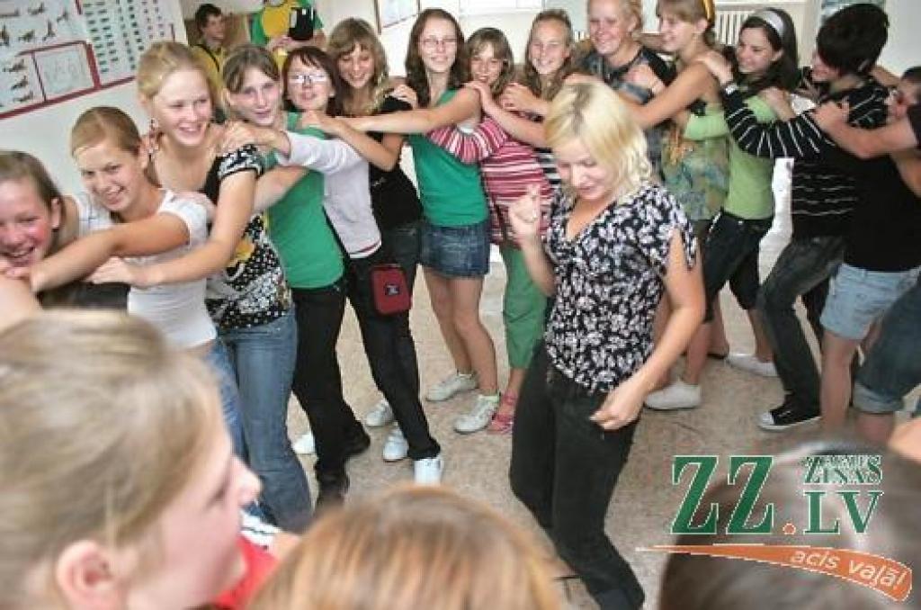 28 dalībnieki nometnes «Lauki – manas mājas» pirmajā dienā laiku pavadīja kopīgās izklaidēs, bet jau nākamajās – devās iepazīt novada saimniecības. 
Autors: Agris Samcovs.