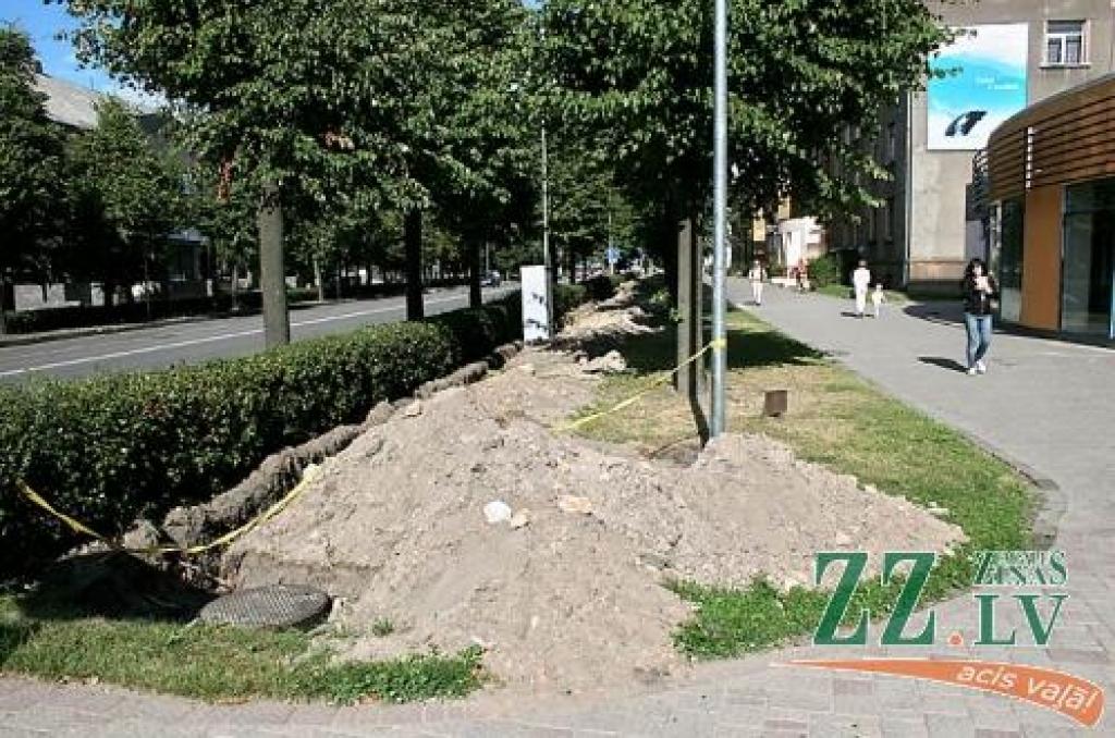 Izraktajās tranšejās caurulēs tiek likti kabeļi – sakaru līnija, kas nodrošinās ātrāku datu pārraidi pilsētā.
Autors: Agris Samcovs.