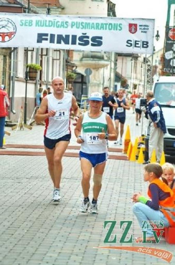 Ar 21.numuru - Normunds Freimanis.
Autors: No www.kuldigas-pusmaratons.lv.