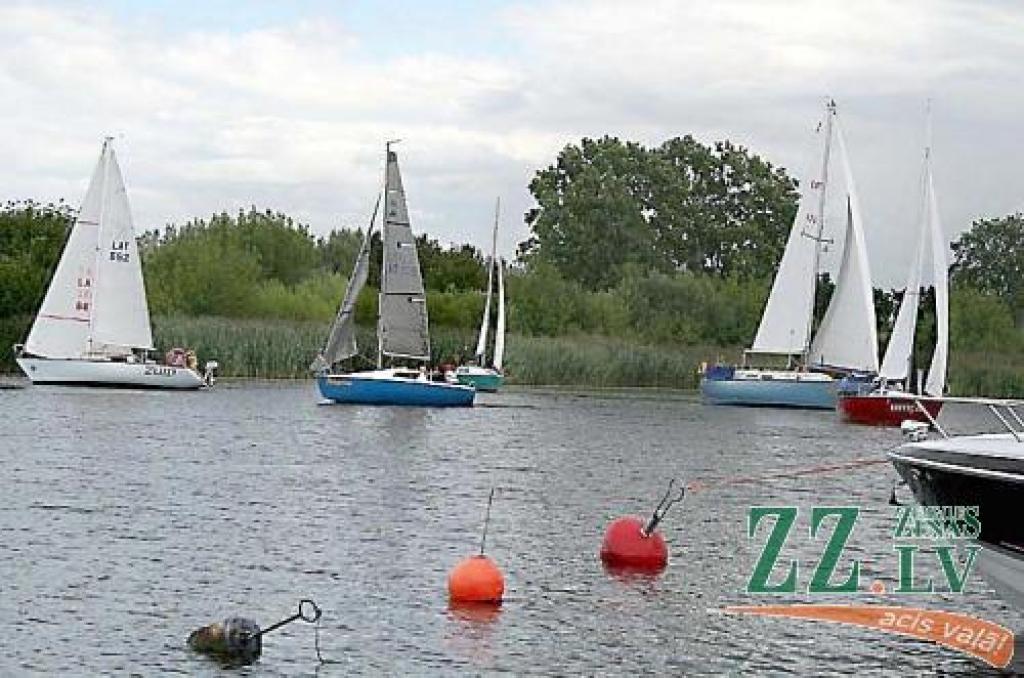 Ķīļjahtas gatavojas otrā brauciena startam. Pirmajā ir uzvarējusi labajā pusē redzamā «Nimfa». 
Autors: Elga Dudareva.
