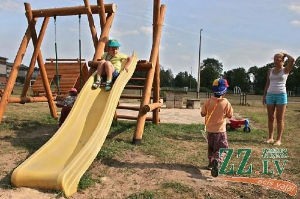 Abos pilsētas un rajona bērnu aprūpes centros šovasar notiek arī apkārtnes labiekārtošanas un remontdarbi. Elejā centra ēkai sakārto fasādi un iekštelpas, kā arī ieklāj bruģi. Savukārt Jelgavas vienā grupiņā ielikti jauni logi un bērni tikuši pie Zviedrijas sadarbības partneru dāvinātām rotaļu iekārtām.
Autors: Agris Samcovs.