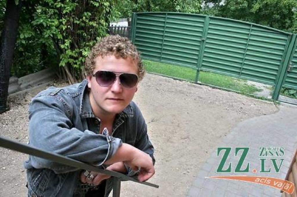 Kārlis Muižnieks dzejas tapšanu salīdzina ar ūdens burbuļa veidošanos, kas kļūst arvien lielāks un lielāks un beigās sprāgst.
Autors: Agris Samcovs.