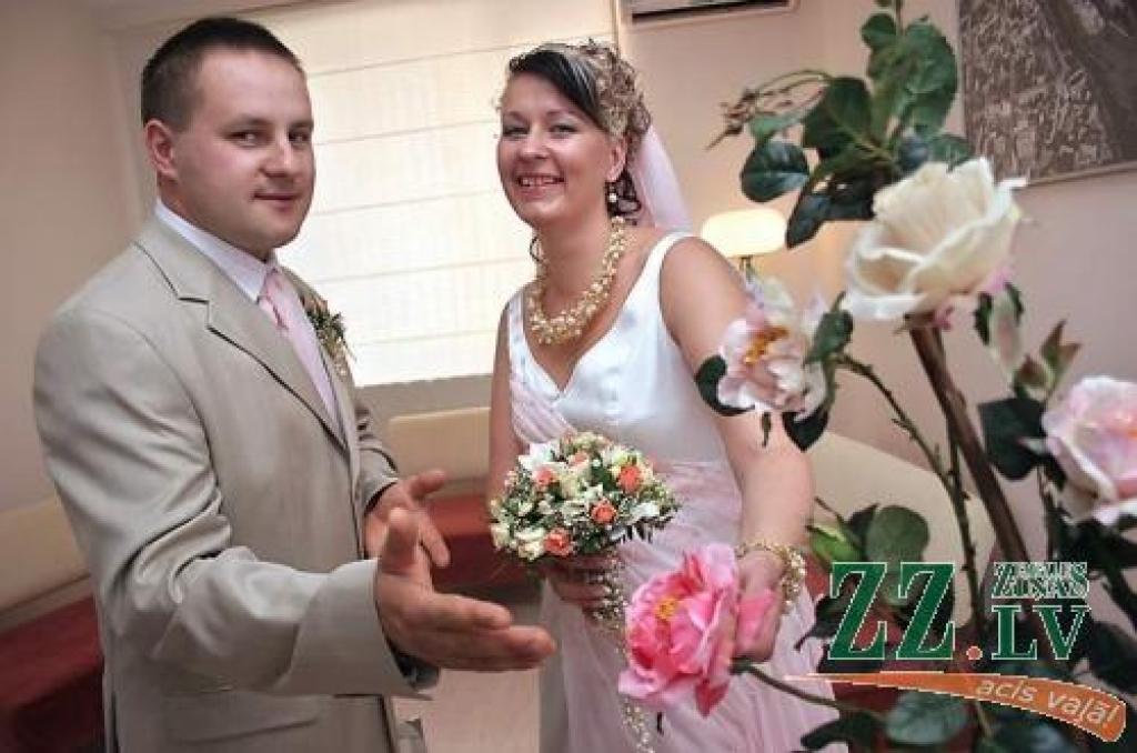 Jautājumā par jaunās sievas Vitas mīļākajām puķēm jaunais vīrs Andris nekļūdījās. Tās ir rozes.
Autors: Agris Samcovs.