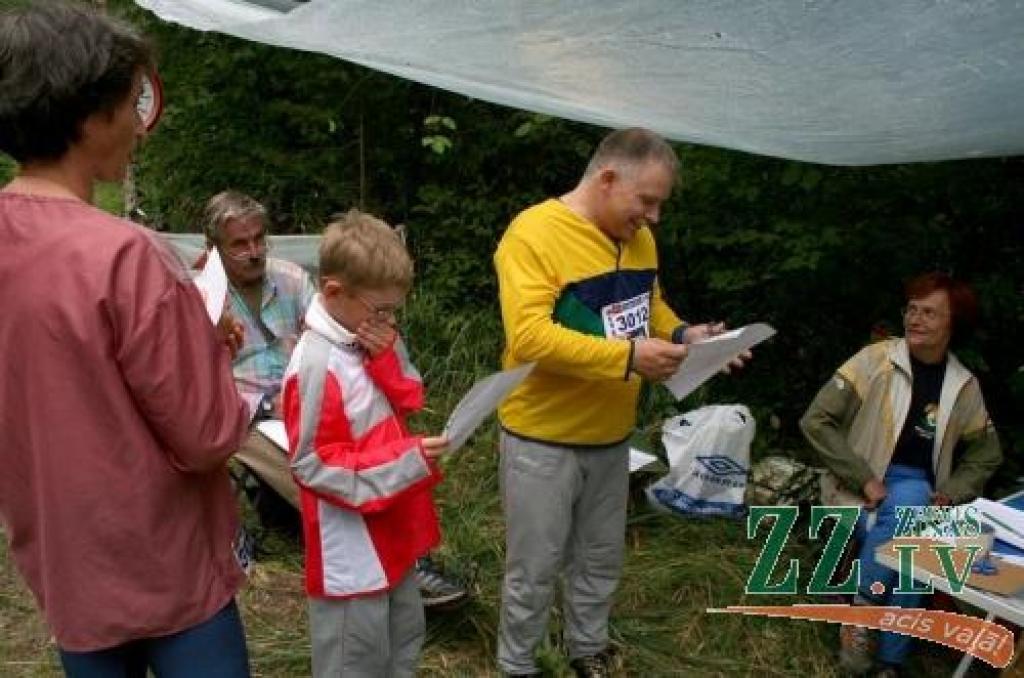 Sacensību kartes pēta tēvs un dēls Ainārs un Aivis Šiliņi no Elejas. 
Autors: Elga Dudareva.