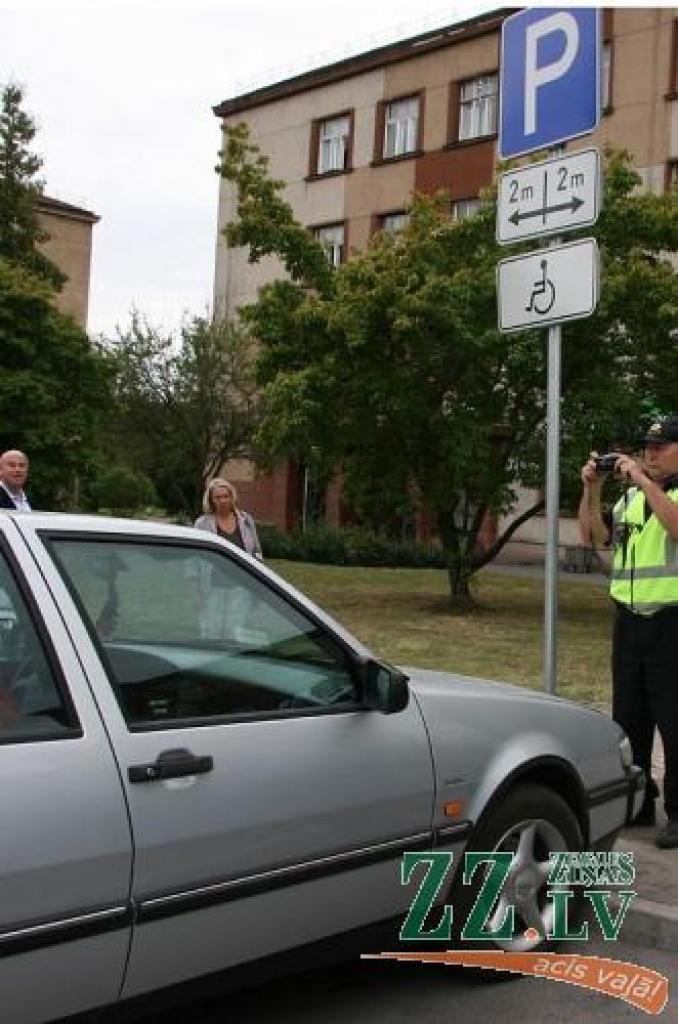 Jelgavas Pašvaldības policijas Satiksmes uzraudzības nodaļas inspektors Romāns Ūbelis atradis kārtējo pārkāpēju – kāds autovadītājs Čakstes bulvārī savu «Saab» atstājis invalīdiem paredzētā stāvvietā. Šoferis gan mēģināja taisnoties, ka zīmi nav pamanījis, taču tagad viņam būs jāšķiras no 40 latiem. 
Autors: Inga Karlinska.