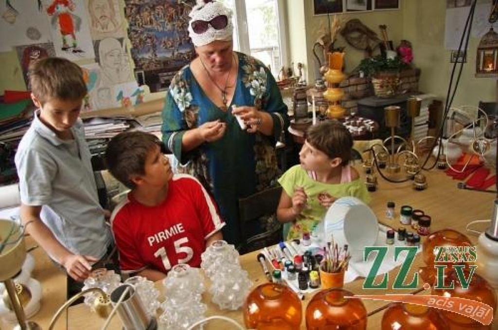 Radošo domu un darbu centrā «Svētelis» Ingrīdas Lisovskas vadībā akcijai «Gaismas tilti» bērni gatavo gaismekļus, izmantojot vecās lampas un lustras. Viņu darinājumos tiks ievietotas svecītes, kas iemirdzēsies 22.augustā vakarā. 
Autors: Krišjānis Grantiņš.