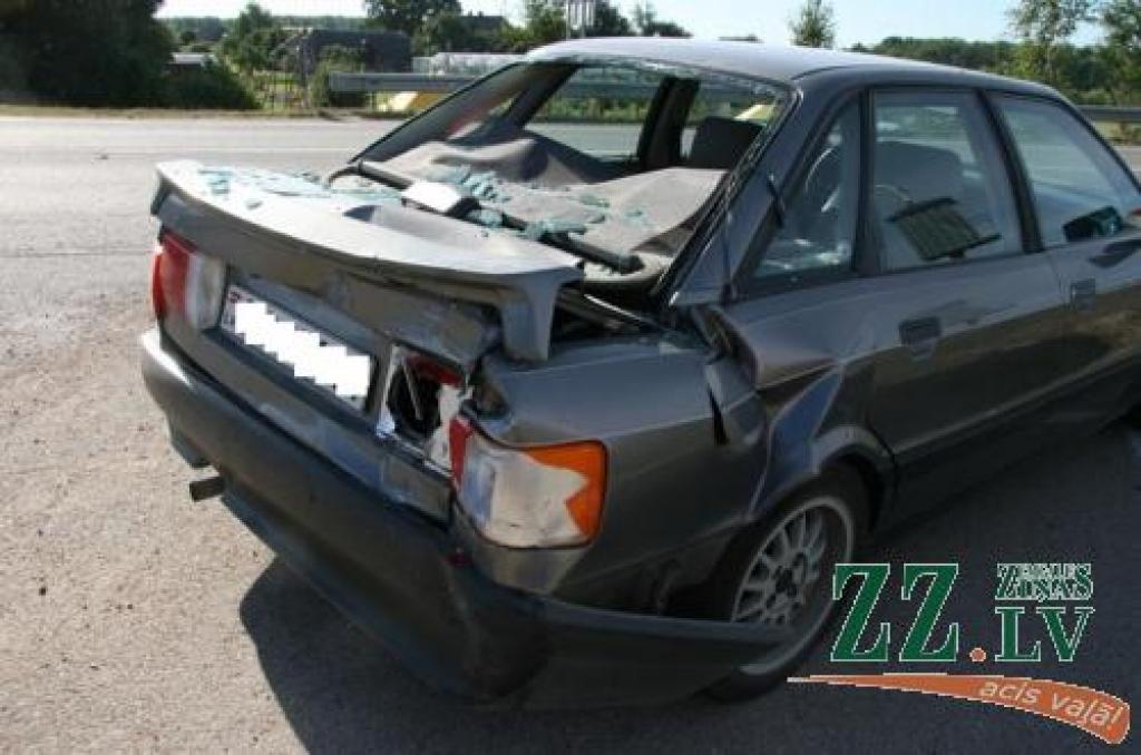 «Audi» pēc sadursmes izskatās visai bēdīgi...
Autors: Inga Karlinska.