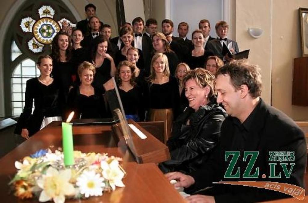 Jelgavas Bezvainīgas Jaunavas Marijas Romas katoļu katedrālē koncertē ceļojošais garīgās mūzikas koris no Polijas «Chor pokoju».
Autors: Agris Samcovs.