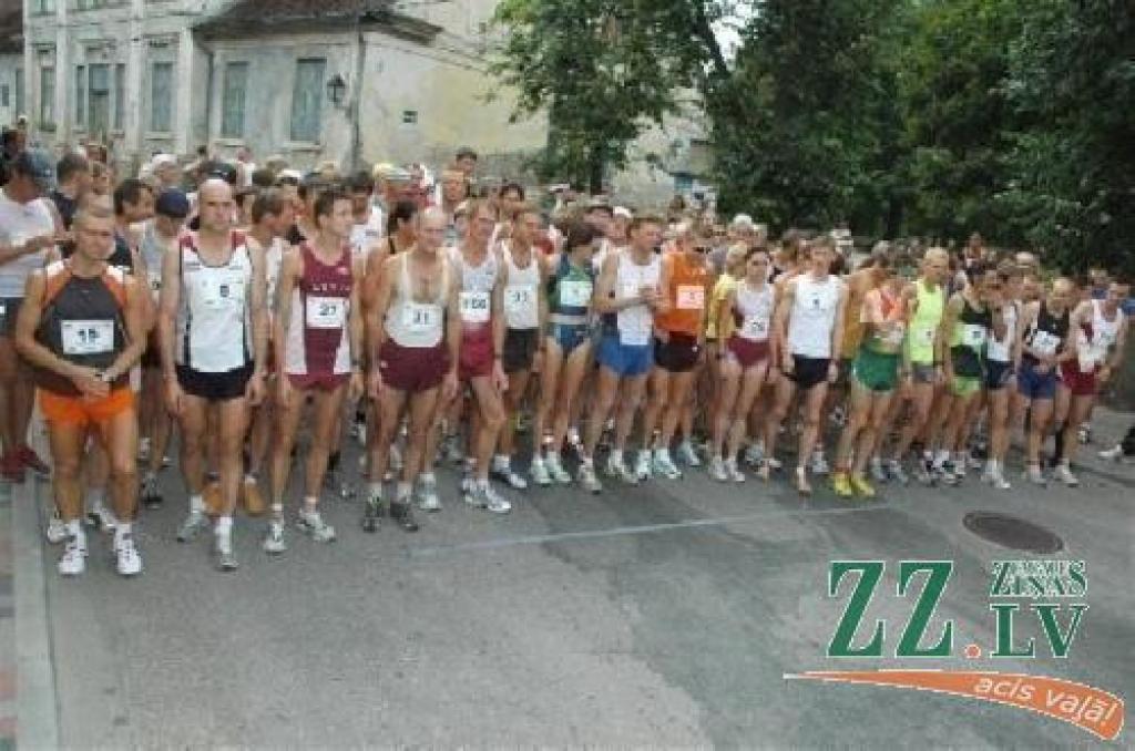 Arī pērnā gada skrējienā piedalījās ne viens vien skriešanas entuziasts no Jelgavas. 
Autors: www.kuldigas-pusmaratons.lv 