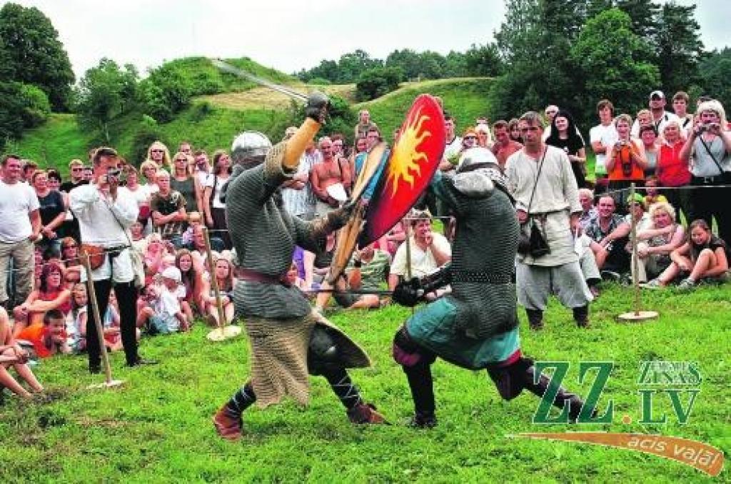 Aizvadītajos Zemgaļu svētkos savu māku demonstrēja krāšņi tērpti cīnītāji.
Autors: No «Ziņu» arhīva. 