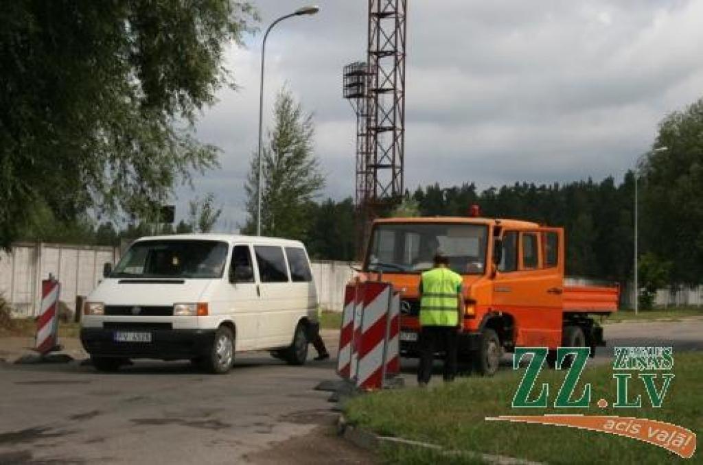 «Ziņas» novēroja, ka autovadītāji tika laisti cauri norobežotajai zonai, tādēļ pamata satraukties, ka kāds kaut kur netiks, nav.
Autors: Inga Karlinska.