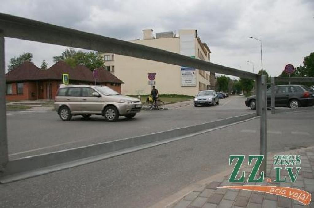 Luksofors, iespējams, spēs mazināt Raiņa un Pulkveža O.Kalpaka ielu krustojumā rīta stundās regulāri novērojamos sastrēgumus.
Autors: Inga Karlinska.