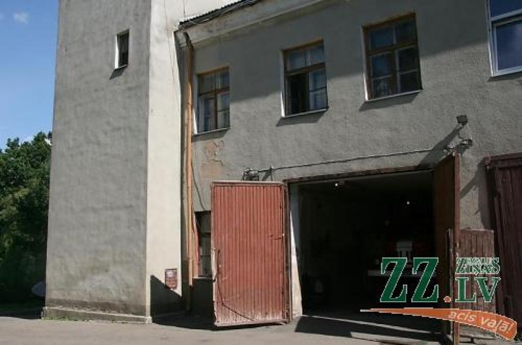 Elejas ugunsdzēsēju depo ir vecākais Jelgavas rajonā, un arī tam būtu nepieciešami remontdarbi, piemēram, savu laiku nokalpojušo garāžas vārtu nomaiņa. 
Autors: Inga Karlinska.