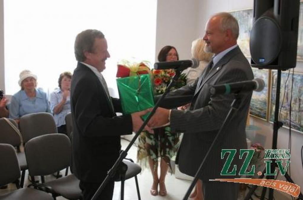 Biedrības «Vītis» priekšsēdētājs Aļģimants Burba saņem apsveikumu no pašvaldības tās izpilddirektora Gunāra Kurloviča personā.
Autors: Agris Samcovs.