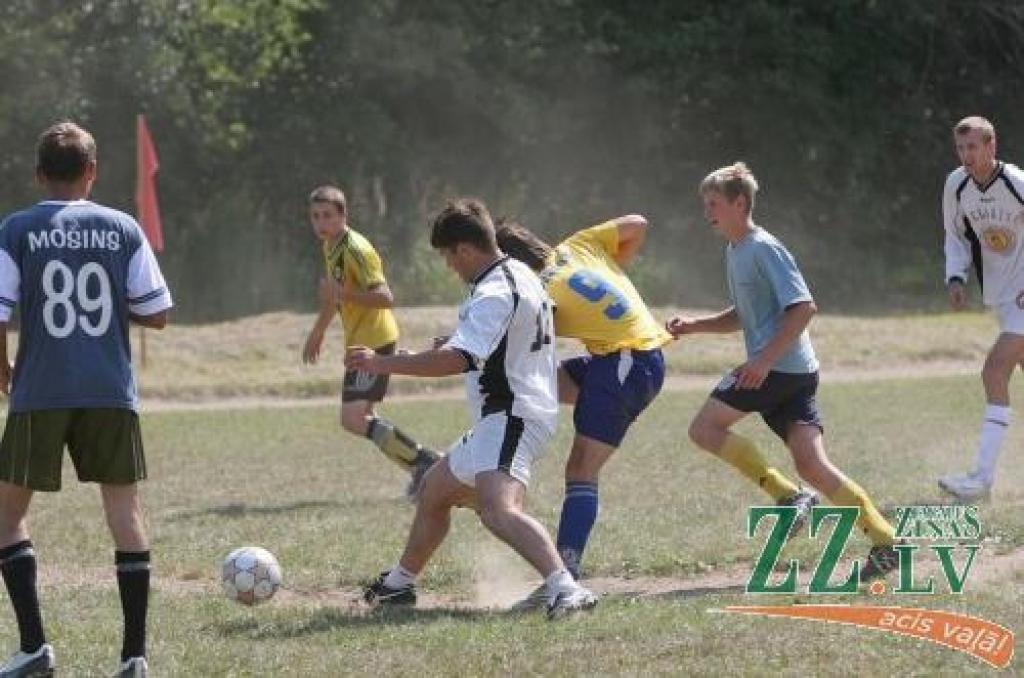 Sesavas «Avangards» futbola laukumā sacenšas ar Lietuvas komandu «Žagare». 
Autors: Agris Samcovs.