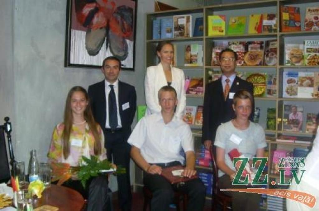 Jelgavas Jelgavas Spīdolas ģimnāzijas 11.klases skolnieks Jānis Millers (priekšējā rindā vidū) saņēmis stipendiju mācībām Norvēģijā. 
Autors: No UWC arhīva. 