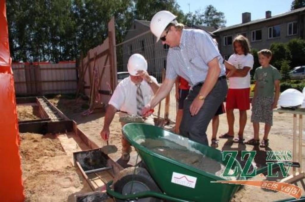 Sesavas pagasta padomes priekšsēdētājs Jānis Skrauplis (no kreisās) un būvfirmas SIA «Velve- AE» direktors Egils Elksnis iemūrē topošās sporta zāles pamatos kapsulu ar vēstījumu nākamajām paaudzēm.
Autors: Krišjānis Grantiņš.